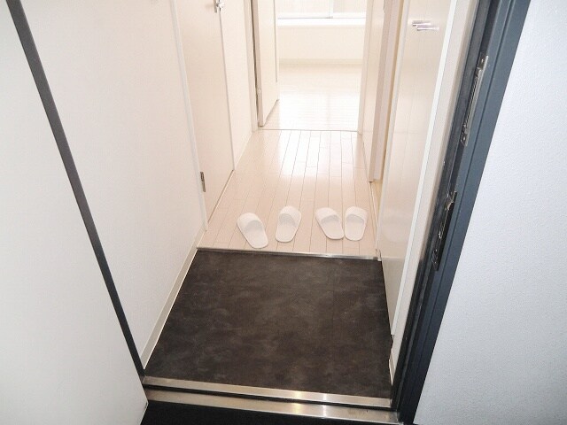 物件内観写真2　(シューズボックスも完備)