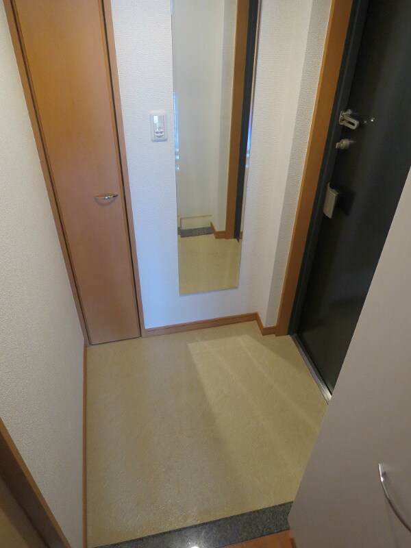 物件内観写真5　(玄関)