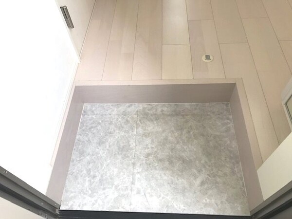 玄関(同じシリーズ物件のモデルルーム写真となります)