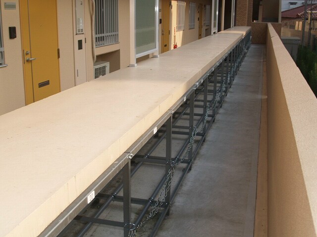 物件外観写真3　(タイヤラック（月額550円）)