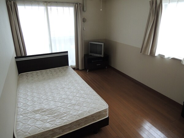 寝室(南西角部屋で二面採光です)