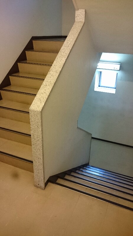 物件内観写真23　(非常階段)