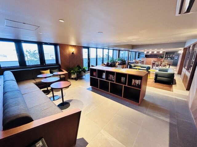 物件内観写真18　(共用部のラウンジ)