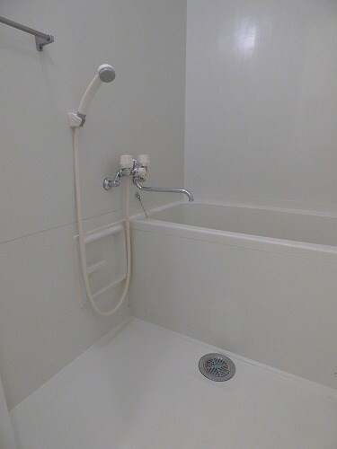 物件内観写真8　(ゆとりのある浴室です。)