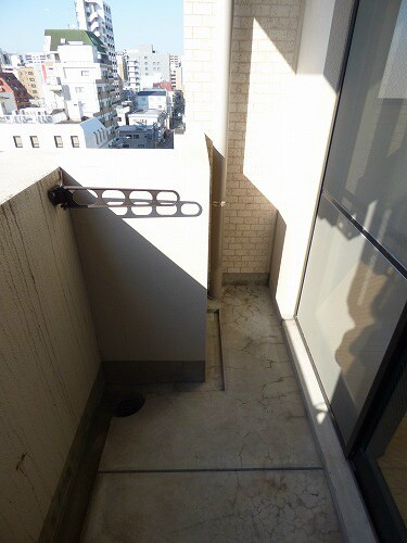 物件内観写真9　(洗濯物を干すには十分なベランダです。)