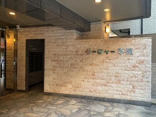 物件外観写真2　(落ち着いたエントランスです)