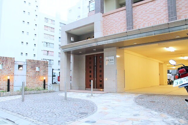 物件外観写真2　(マンション入り口☆)