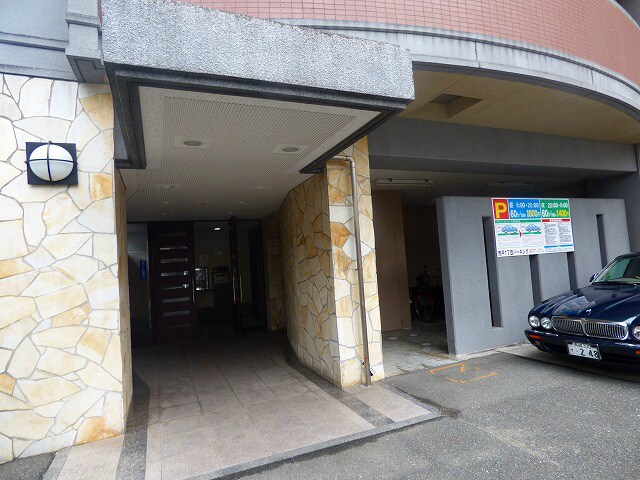 物件外観写真5　(明るいエントランス)