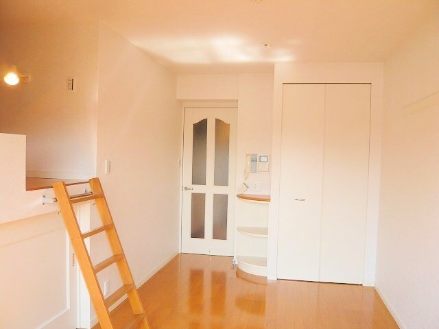 物件内観写真6　(広いリビング)