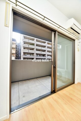 物件内観写真15　(広いベランダは洗濯物が早く乾きます)