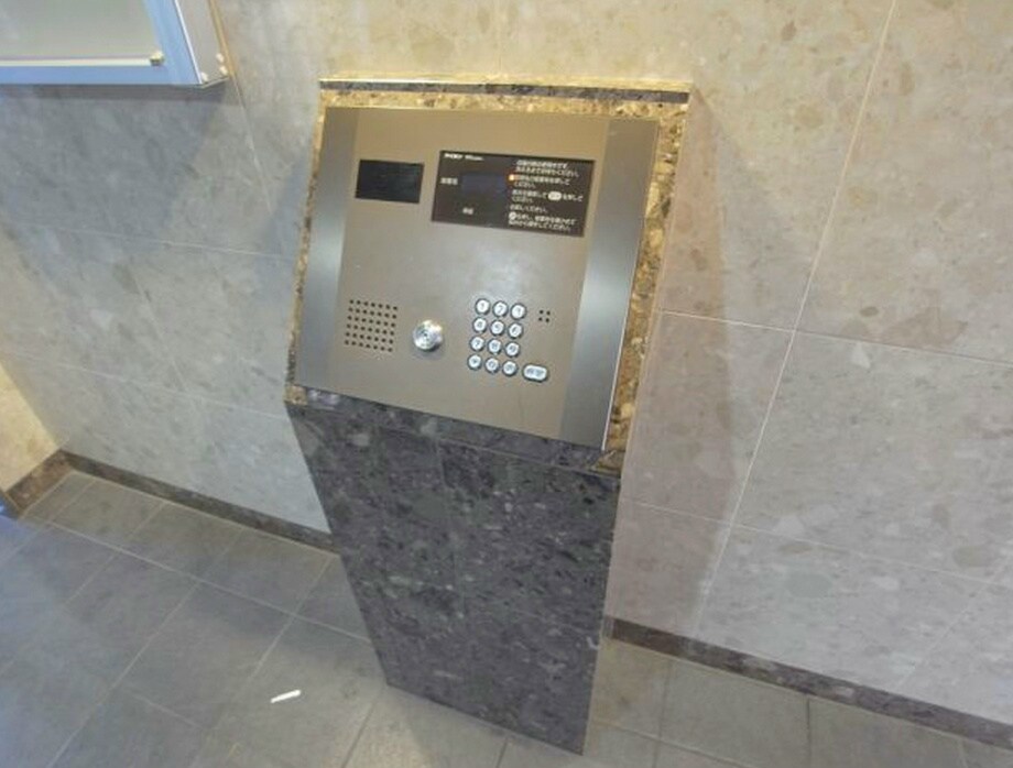 物件外観写真3　(安心のオートロック付)