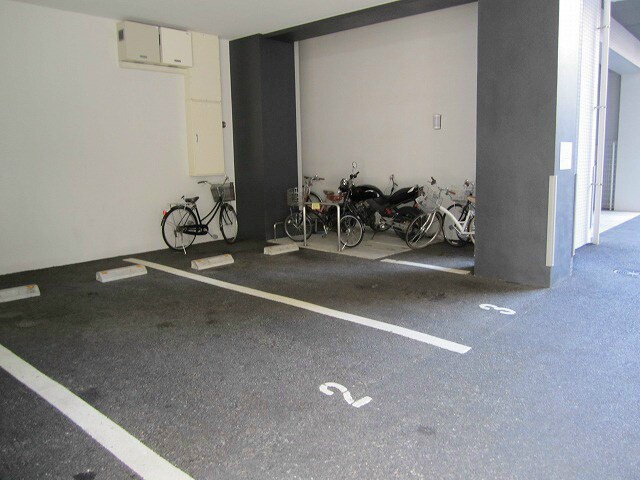 物件外観写真3　(敷地内駐車場)