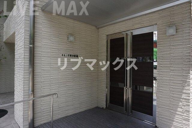 物件外観写真2　(落ち着いたエントランスです)