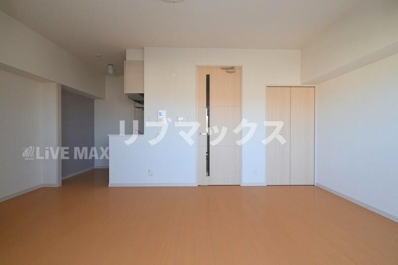 物件内観写真11　(ゆったりとした居間です)