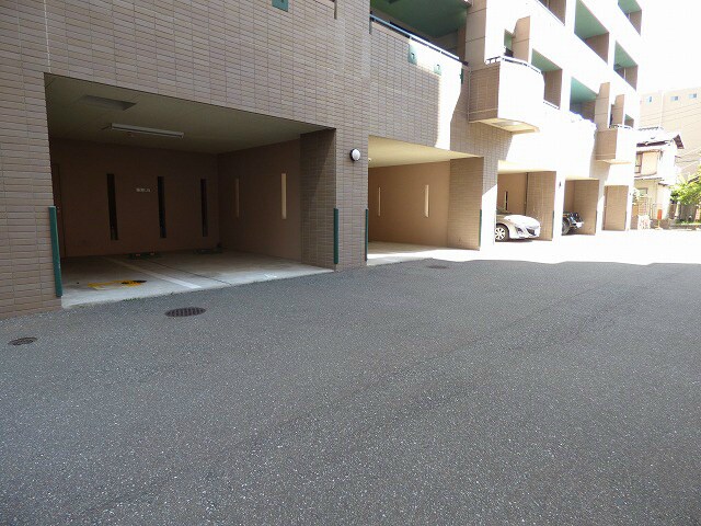 物件外観写真6　(敷地内駐車場)