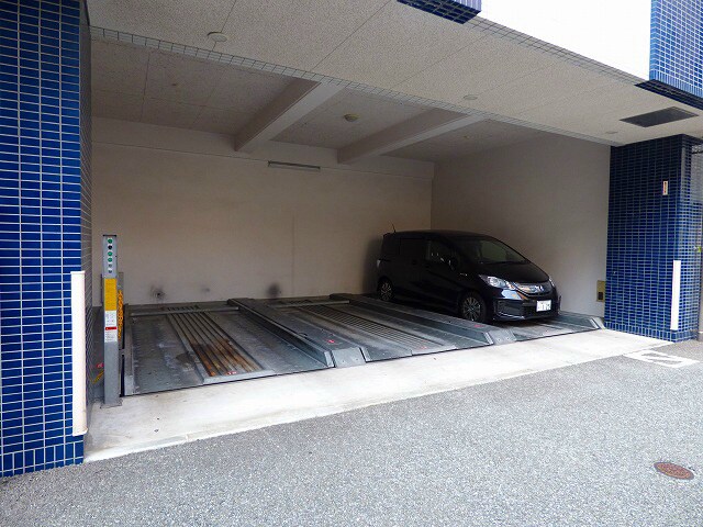 物件外観写真4　(敷地内駐車場)