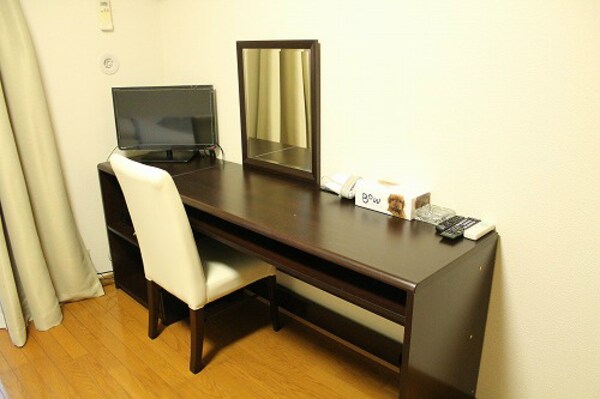 建物設備(デスク、イス、鏡付き！)