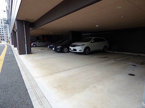 物件外観写真3　(敷地内駐車場)
