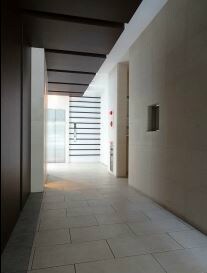 物件外観写真3　(綺麗で白を基調としたエントランス★)