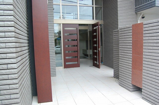 物件外観写真2　(エントランスもお洒落)