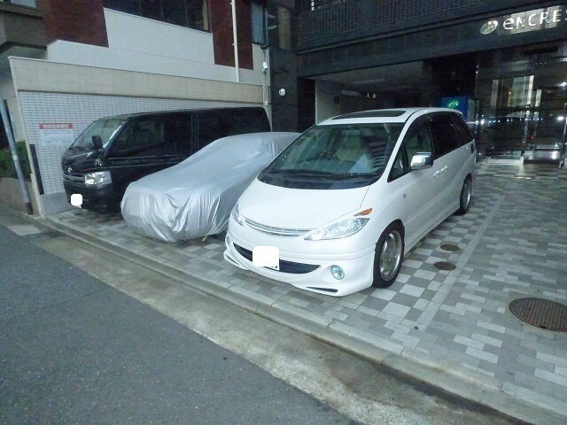 物件外観写真2　(敷地内駐車場)