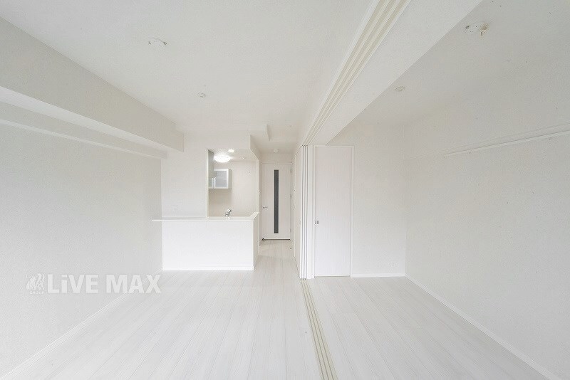 物件内観写真4　(こちらの居間で趣味の時間をお楽しみください)