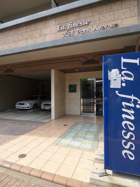 物件外観写真2　(明るいエントランス)