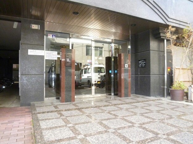 物件外観写真2　(綺麗なエントランス)