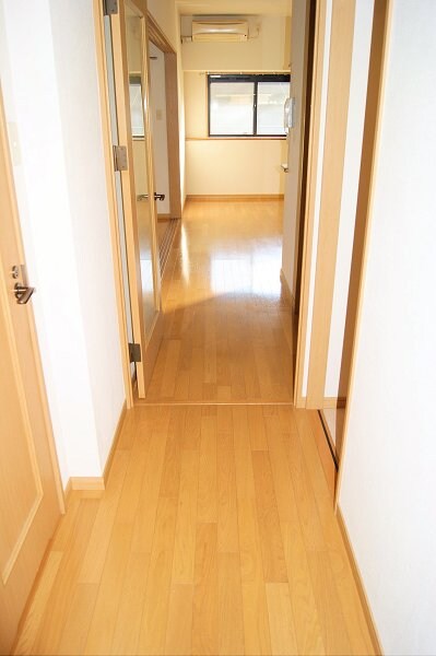 物件内観写真3　(廊下)