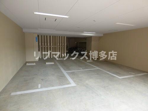 物件外観写真2　(敷地内駐車場)