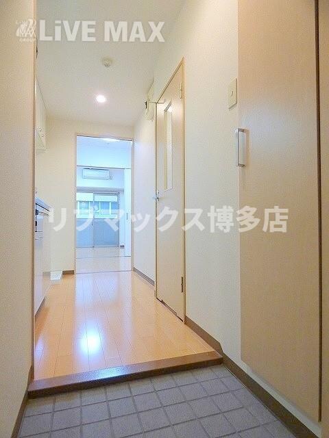 物件内観写真3　(奥行きのある玄関部分★)