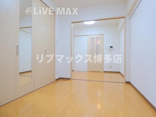 物件内観写真4　(広めの洋室部分でレイアウトしやすい間取りです★)