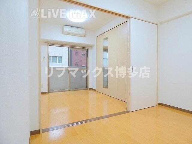 物件内観写真6　(広めの洋室部分でレイアウトしやすい間取りです★)