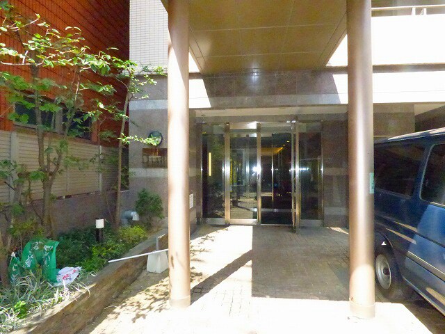 物件外観写真2　(明るいエントランス)