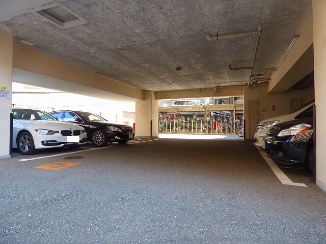 物件外観写真4　(敷地内駐車場)