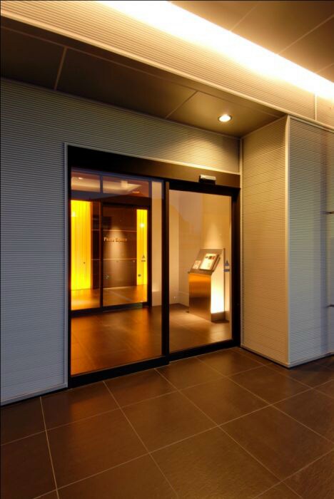 物件外観写真3　(明るくお洒落なエントランスです☆)