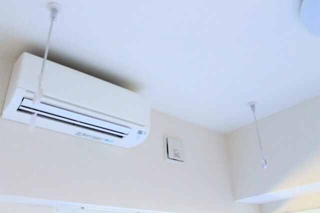 物件内観写真11　(エアコン、室内干し用フック)