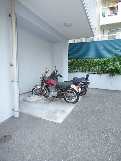 物件外観写真4　(大型バイク駐輪可能)