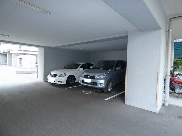 物件外観写真5　(敷地内駐車場)