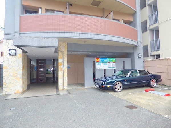 駐車場(明るいエントランス)