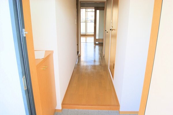 物件内観写真3　(廊下)