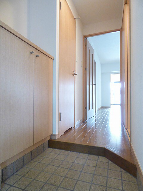 物件内観写真4　(奥行きのある玄関部分★※写真と異なる場合は現状優先)