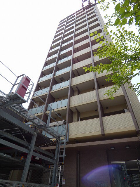 物件外観写真1　(重厚感のあるマンション)