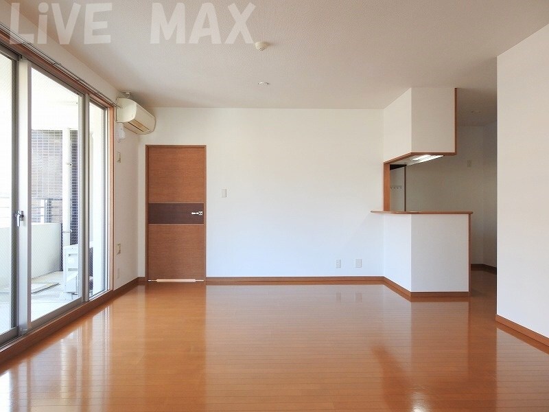 物件内観写真7　(綺麗なリビングでゆっくりと食事が出来ます。)