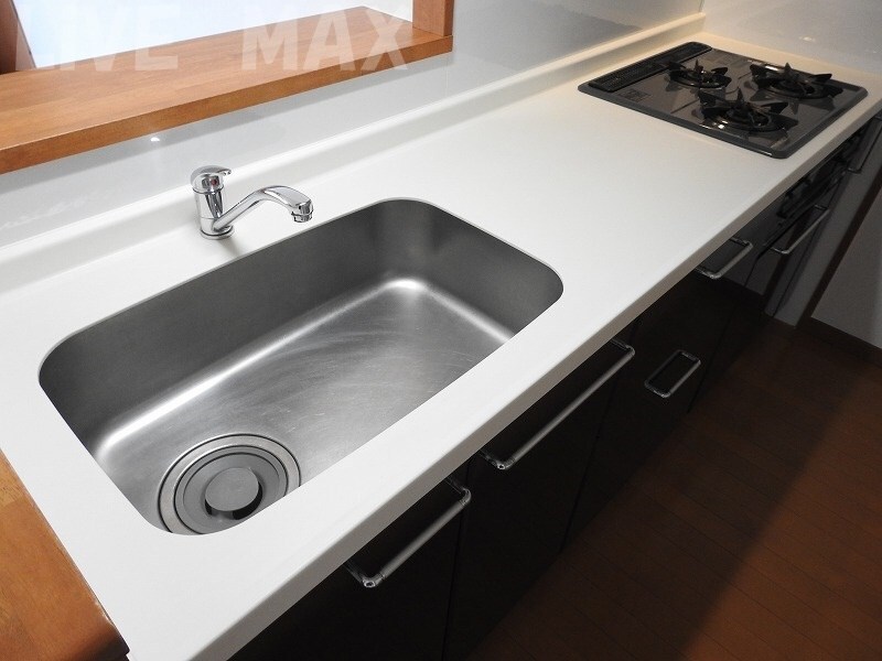 物件内観写真8　(カウンターキッチン（ガスコンロ３口）で、料理が楽しく出来ます)