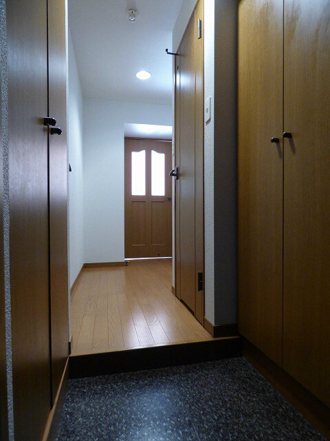 物件内観写真5　(奥行きのある廊下です)