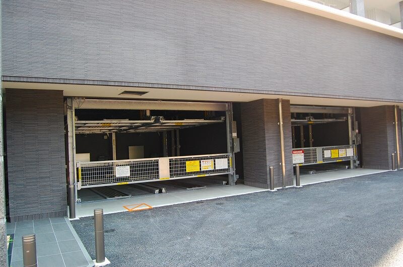 物件外観写真3　(屋根付きの駐車場です！)