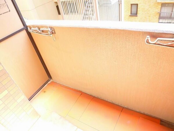 バルコニー(ゆとりのあるベランダで、洗濯物も早く乾きます。)