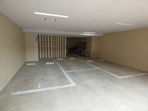 物件外観写真8　(敷地内駐車場)