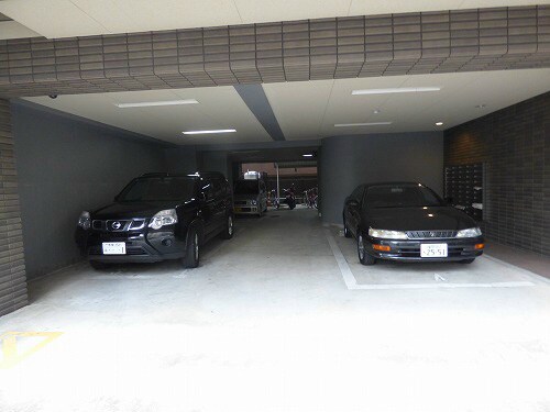 物件外観写真3　(敷地内駐車場)